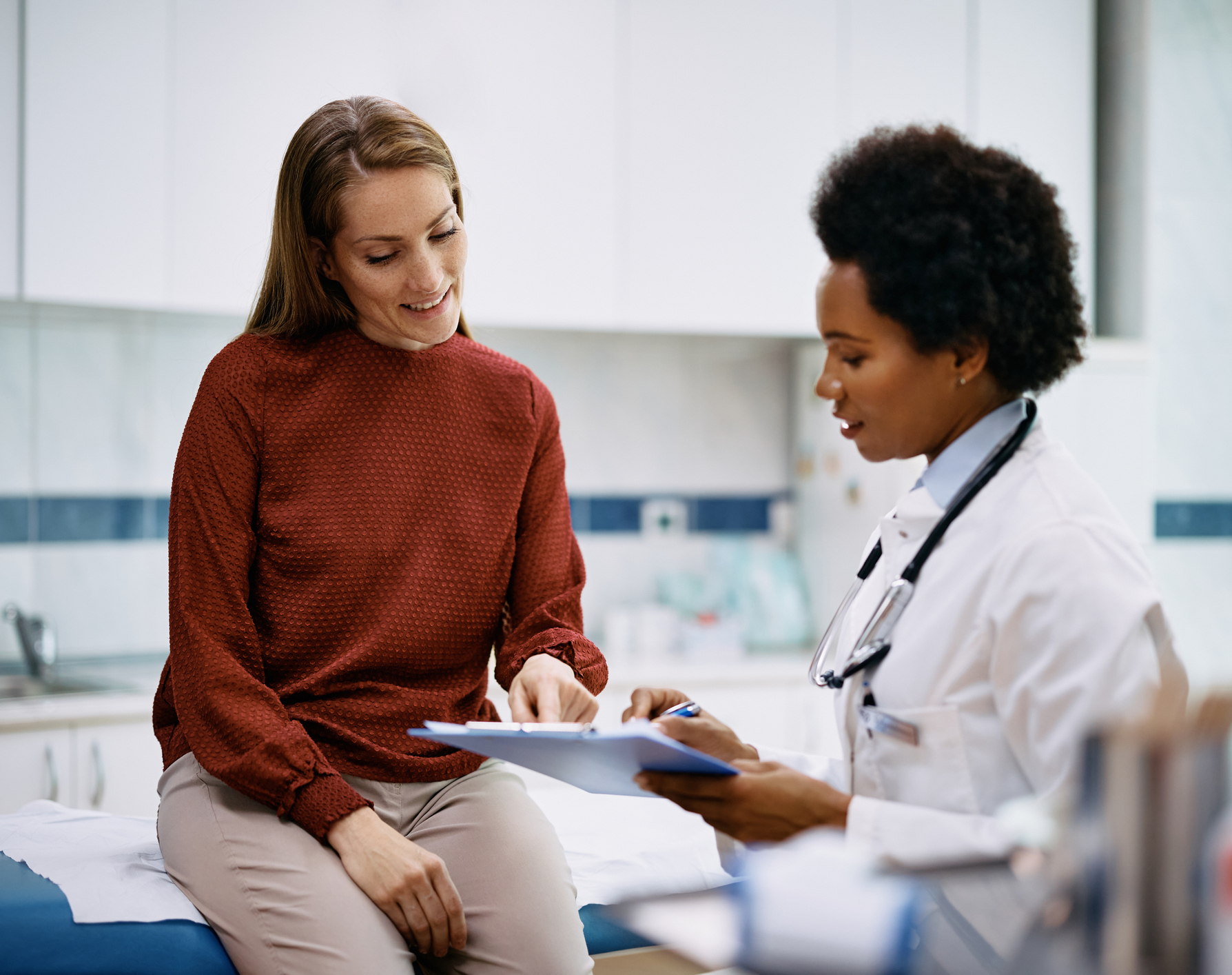 Eine Patientin spricht mit einer Ärztin