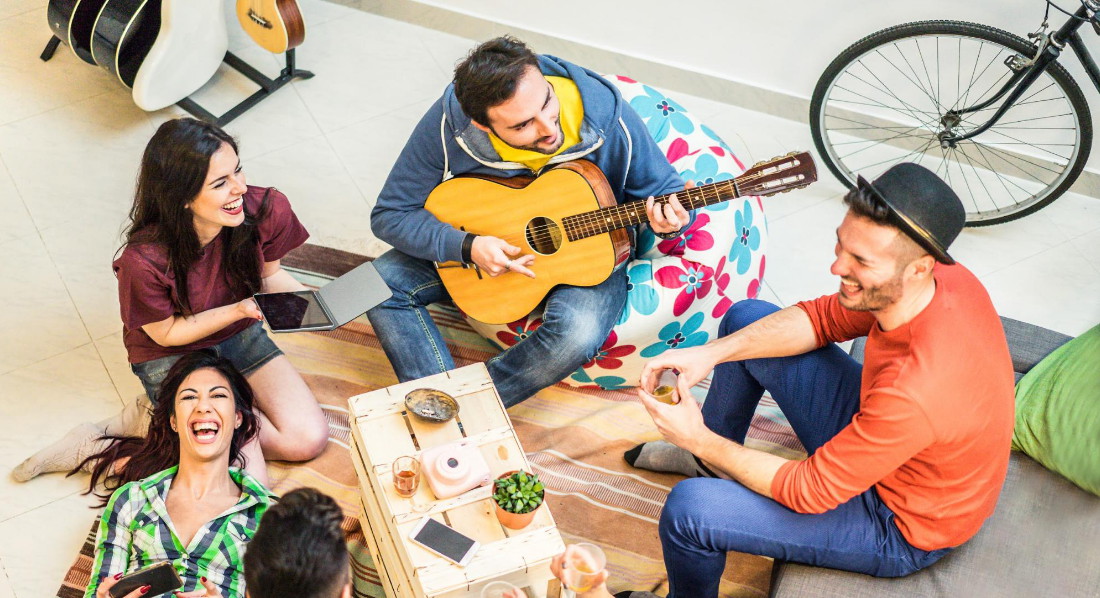 Studierendenrunde beim Musizieren und Feiern