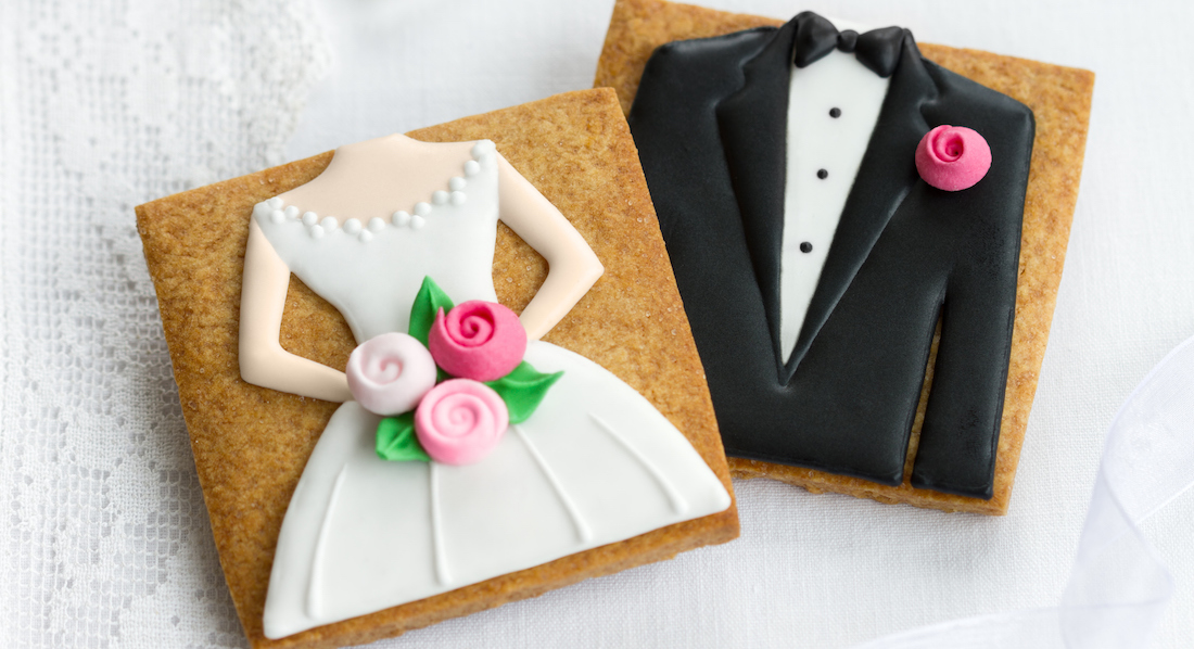Selbstgemachte Kekse als Hochzeitsgeschenk, der eine mit Braut-, der andere mit Bräutigam-Motiv