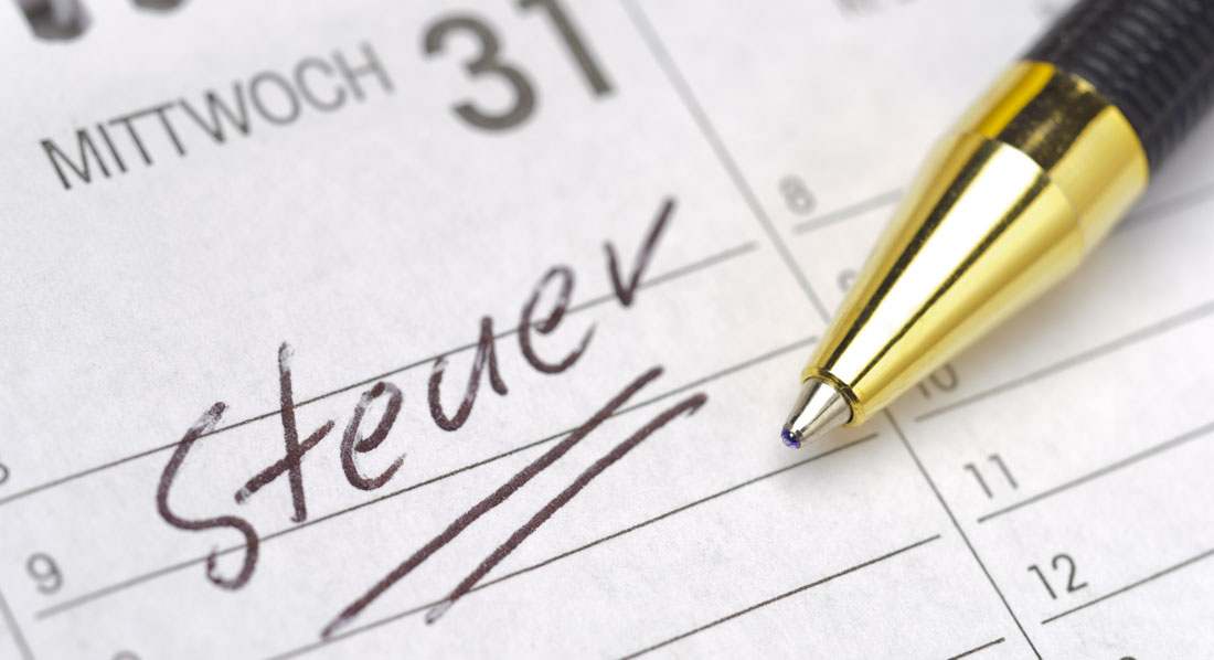Tischkalender, auf dem am Monatsletzten der Hinweis „Steuer” eingetragen ist