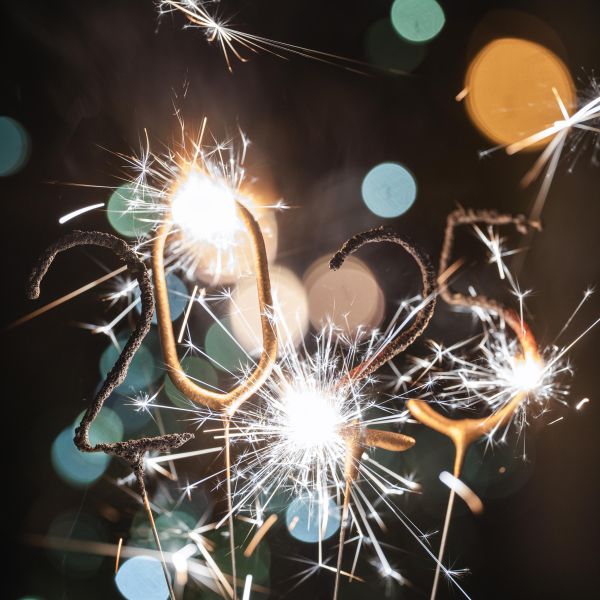 Brennende Wunderkerzen in Form der Jahreszahl 2025