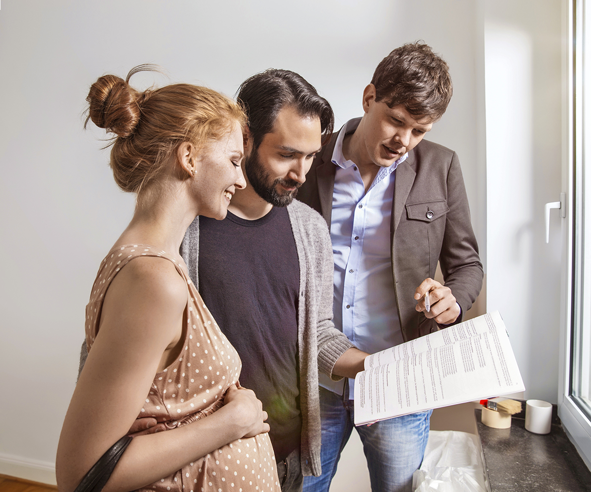 Junge Familie mit Mietvertrag