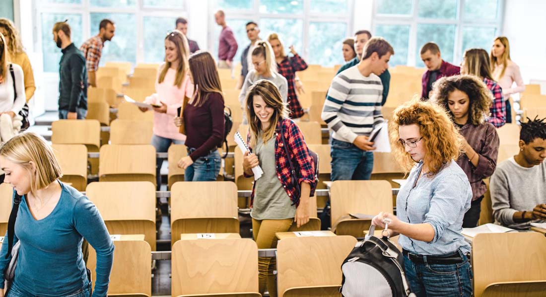 Studenten packen ihre Sachen und verlassen einen Hörsaal