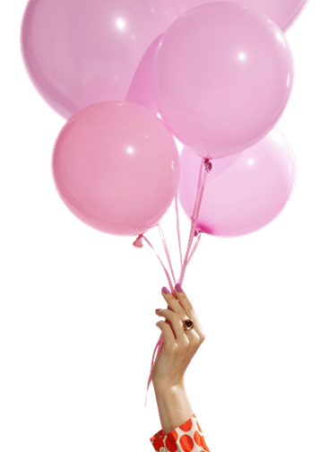 Hand hält mehrere rosa Luftballons fest