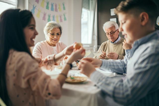 Familie Brühl sitzt am Tisch und freut sich über den Sparbrief der Hanseatic Bank, mit dem sie ihr Auto finanzieren wollen.