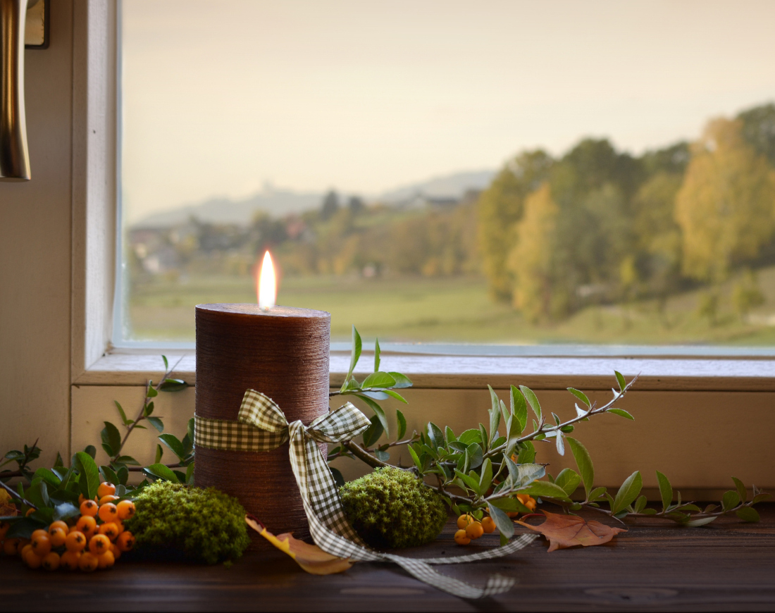 Kerze vor dem Fenster