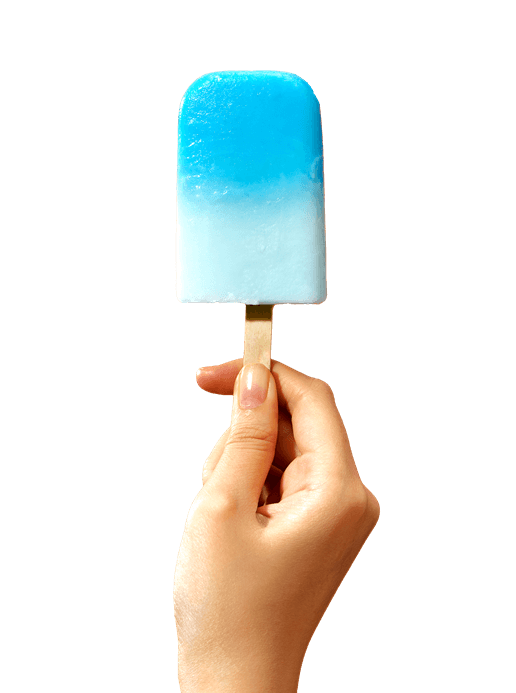 Hand hält ein Eis am Stil in blau hoch