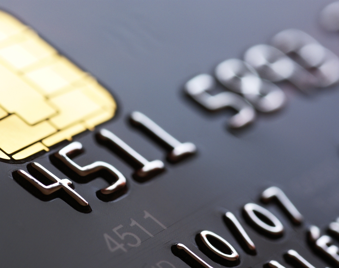 Die Vorderseite einer Kreditkarte ist zu sehen, auf der die Kreditkartennummer zu erkennen ist