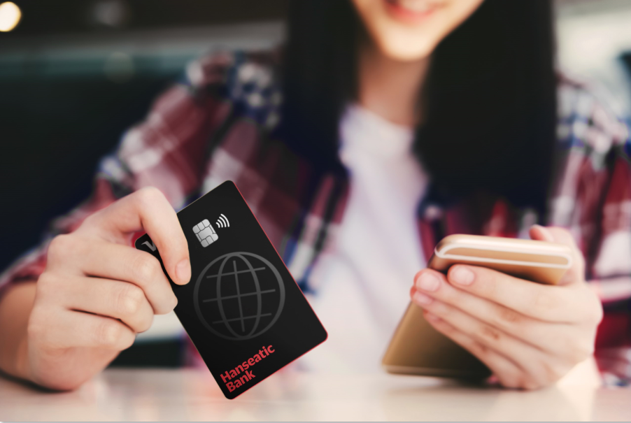 Frau mit Hanseatic Bank Visa Kreditkarte GenialCard