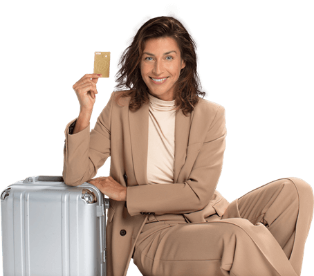 Freisteller GoldCard Model mit Koffer sitzend Mobile.png