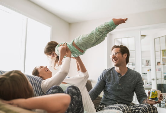 Hanseatic Bank: Familie spielt im Wohnzimmer