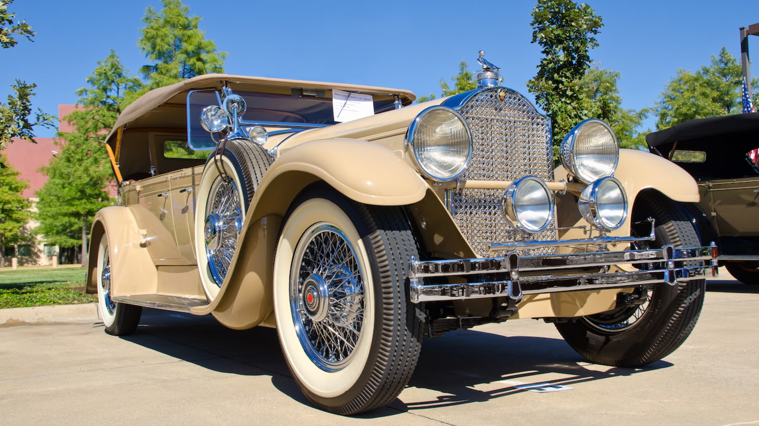 Ein wie neu wirkender beiger Packard Phaeton Model 640 von 1929 als Sinnbild für die Fahrzeugfinanzierung durch einen Autokredit