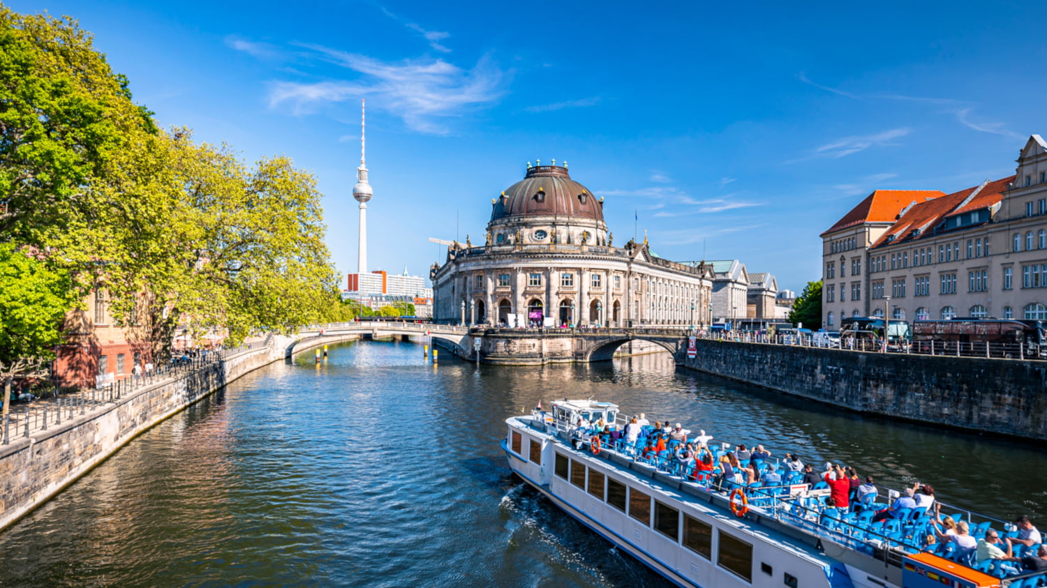 Ein Ausflugsschiff fährt mit Touristen an der Berliner Museumsinsel vorbei