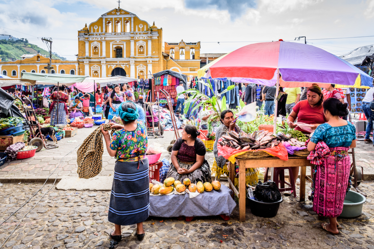Sonntagsmarkt der einheimischen Bevölkerung Guatemalas vor der Kirche in einem Vorort von Antigua (Santa Maria de Jesús)