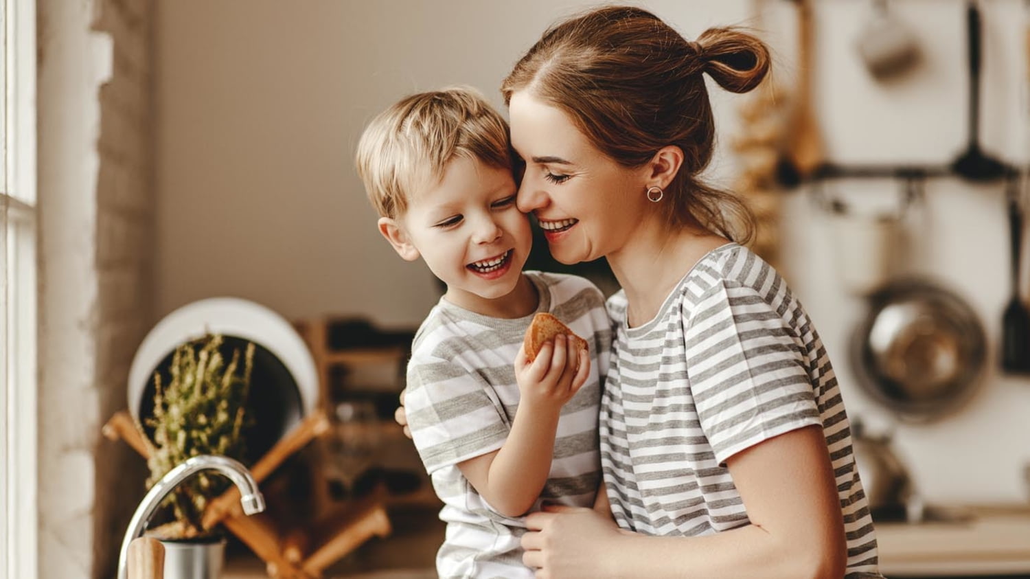 Mutter und Sohn lachend in der Küche