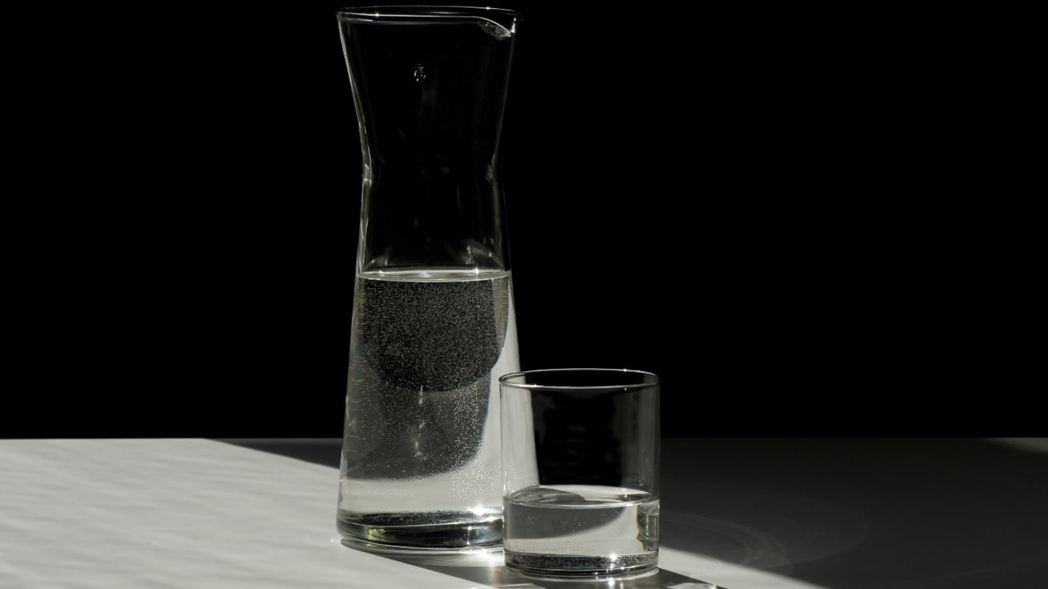 Gefüllte Glaskaraffe mit Glas