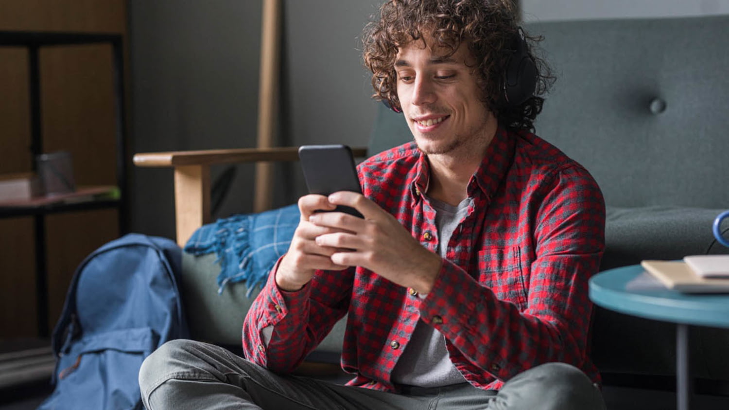 Junger Mann spielt auf seinem Smartphone