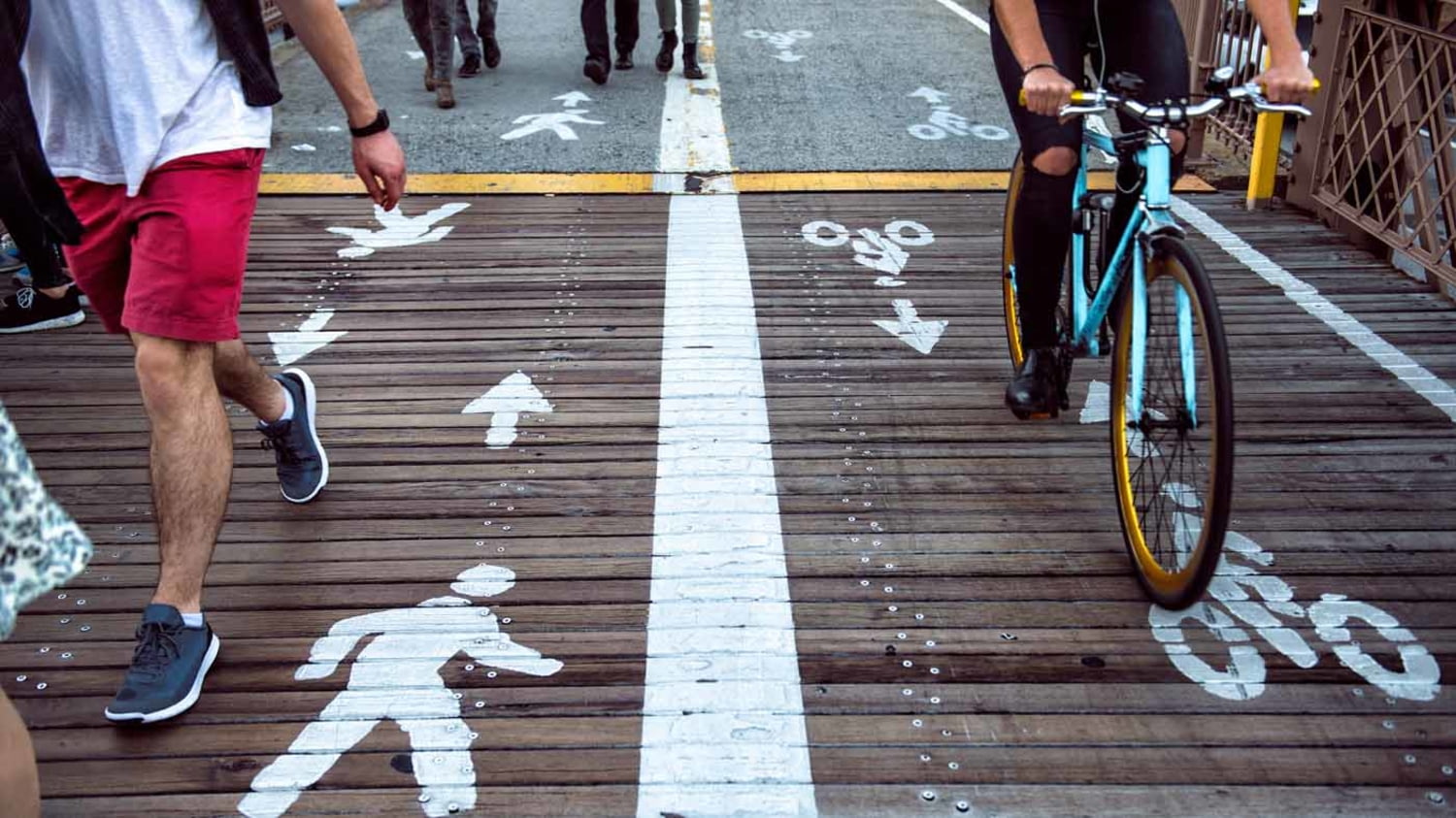 Fuß- und Fahrradweg auf einer Brücke