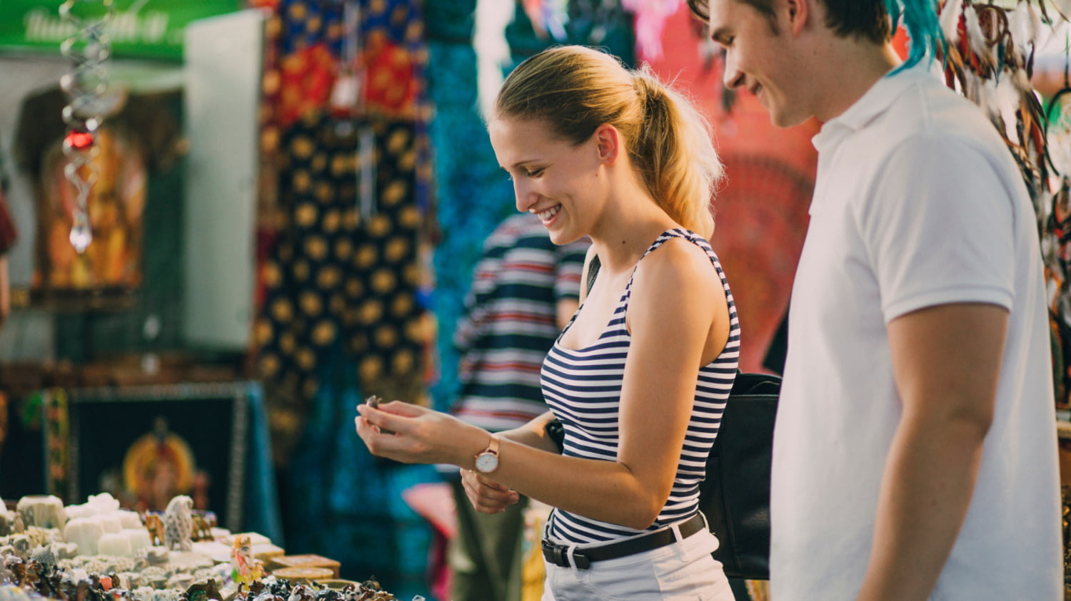 Ein Paar shoppt auf einem bunten Markt