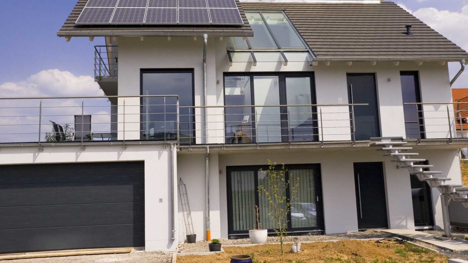 Zeichnung von einem energieeffizienten Einfamilienhaus mit Elektroauto-Ladestation