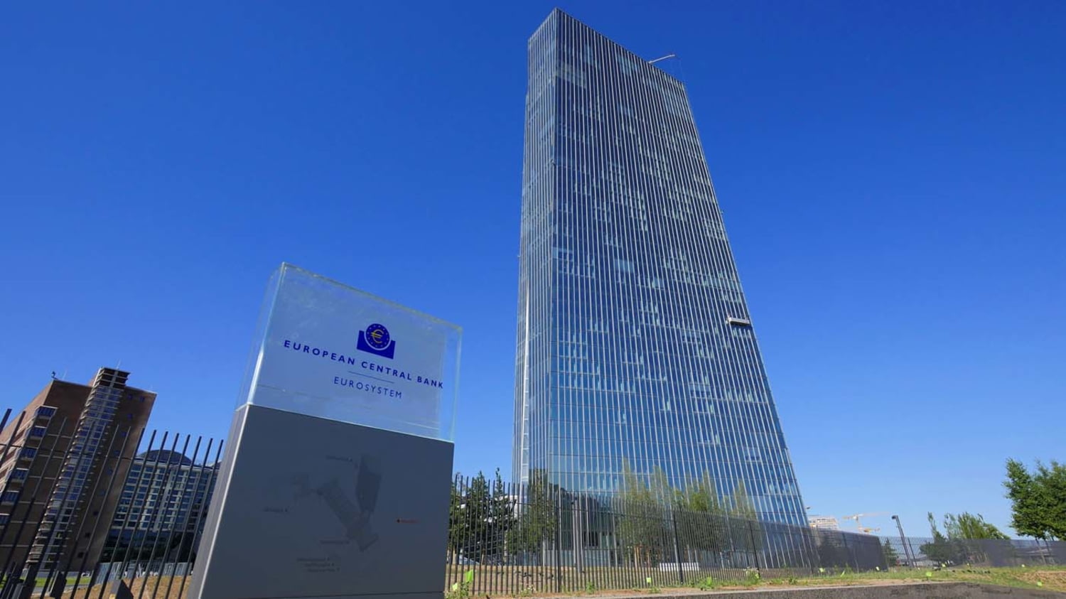 Vor dem Gebäude der EZB in Frankfurt steht ein Schild mit der Aufschrift „European Central Bank”