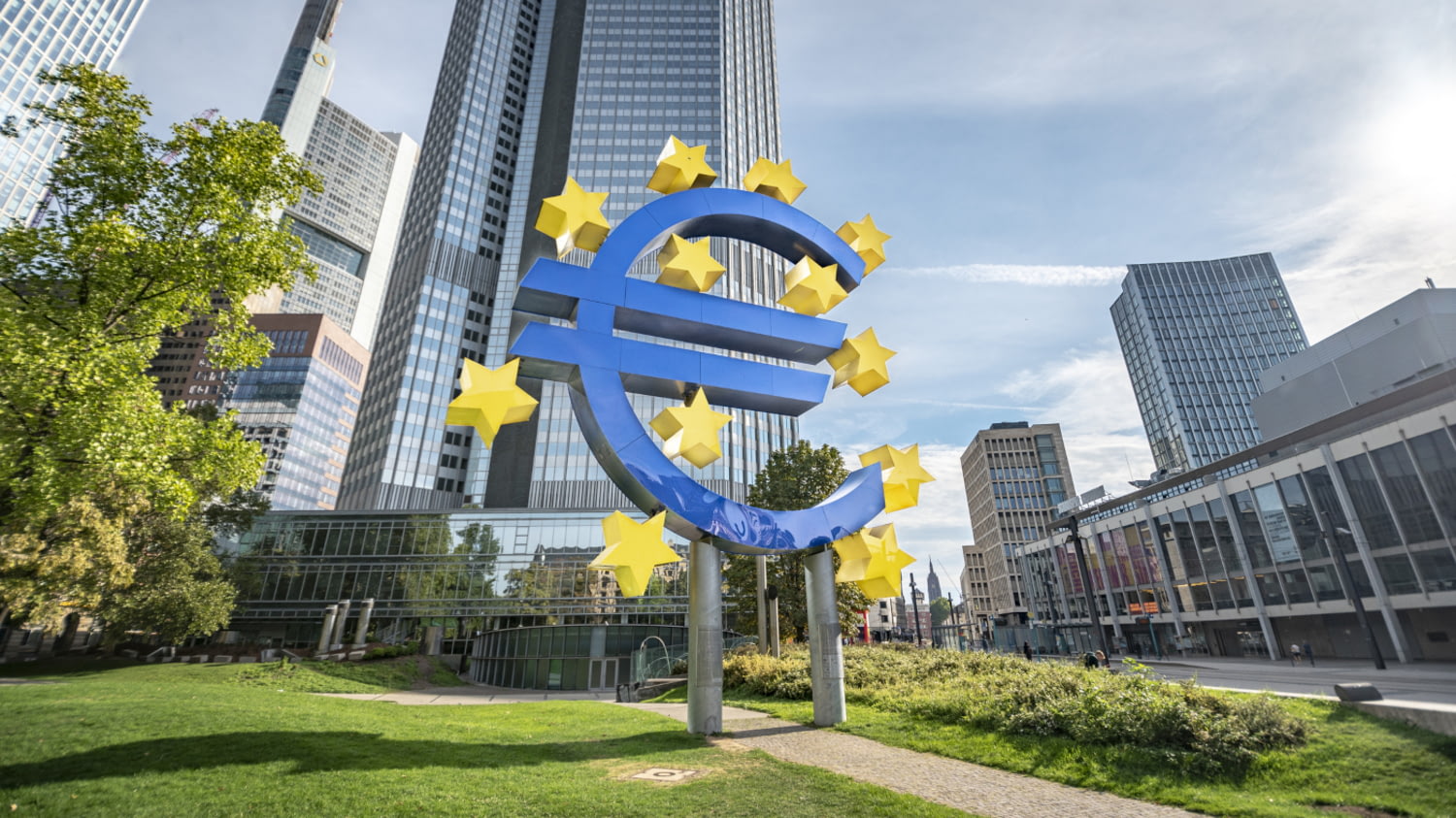Euro-Zeichen als Skulptur vor dem Gebäude der Europäischen Zentralbank