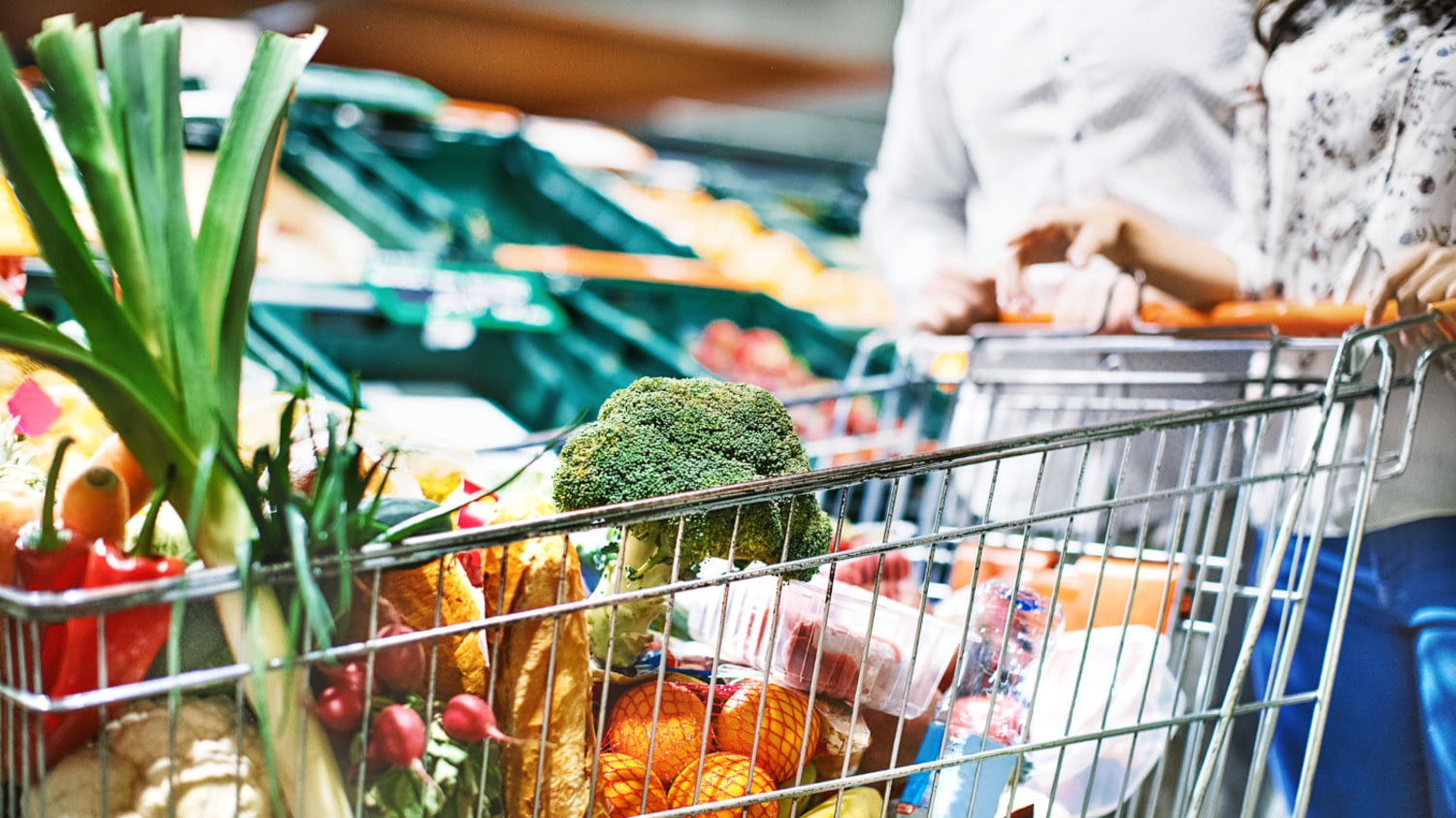 Einkaufswagen im Supermarkt gefüllt mit Lebensmitteln