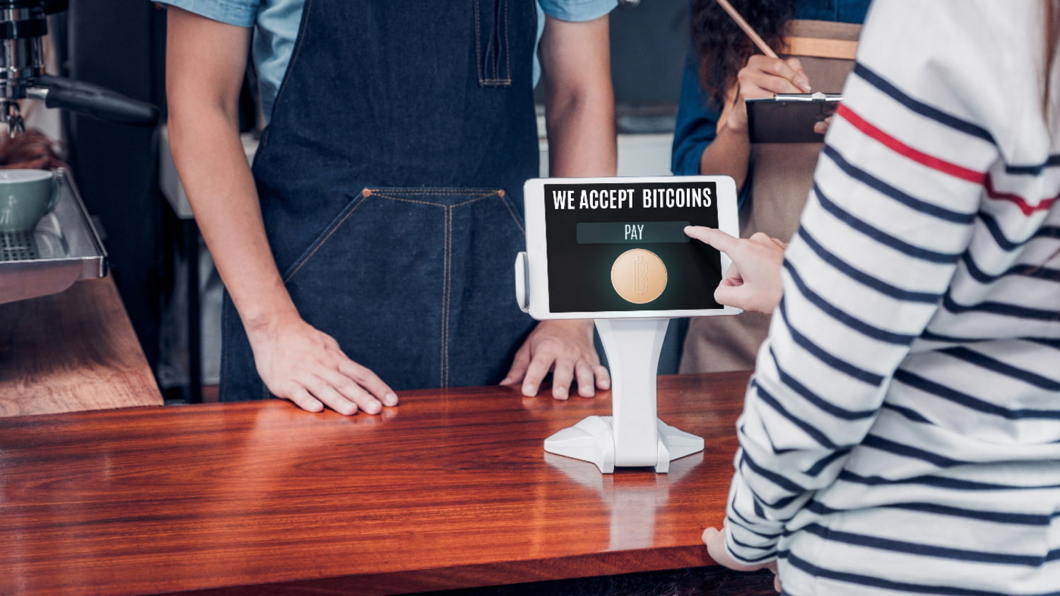 Ein Zahlungsterminal auf dem Tresen eines Cafés, an dem mit Bitcoins gezahlt werden kann