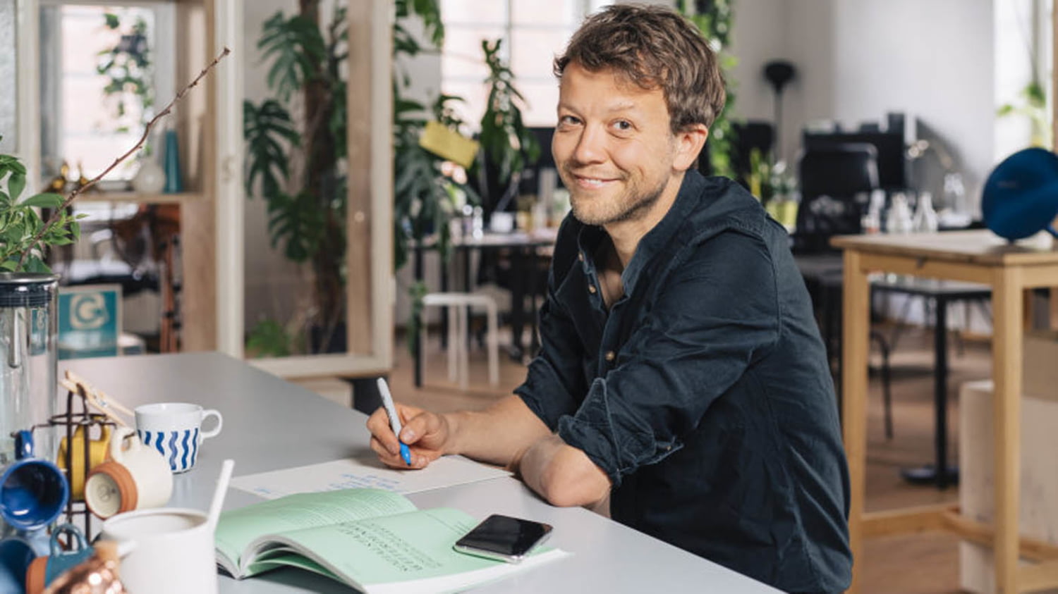 Michael Bohmeyer sitzt am Schreibtisch
