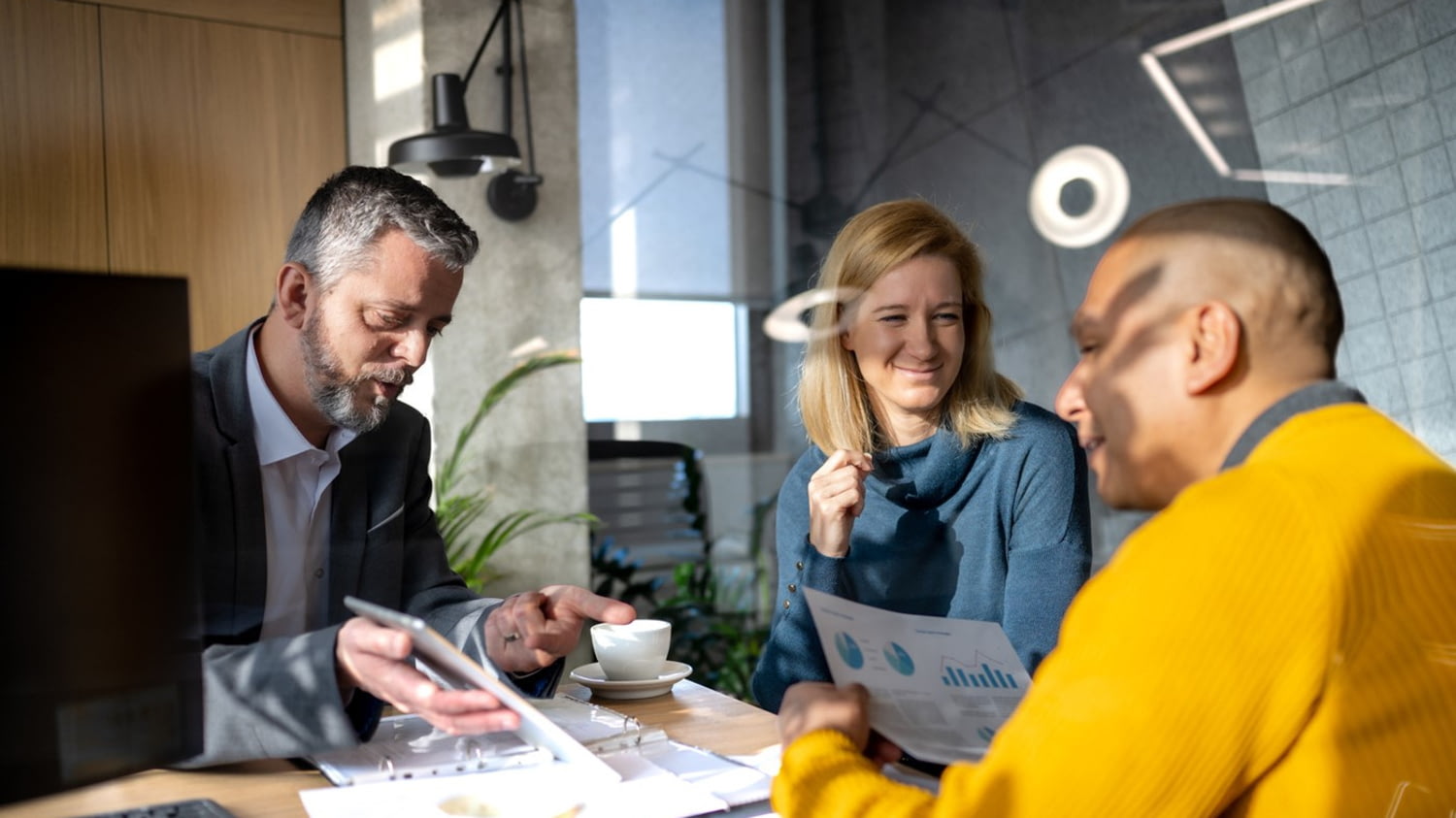 Ein Business-Angel erklärt jungen Start-Up-Gründer*innen einen Businessplan