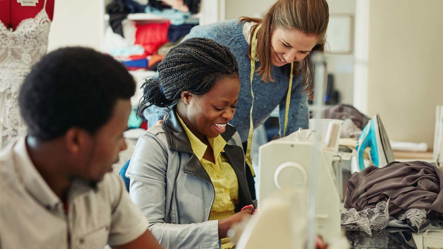 Afrikanische Näherin arbeitet in einer Schneiderei