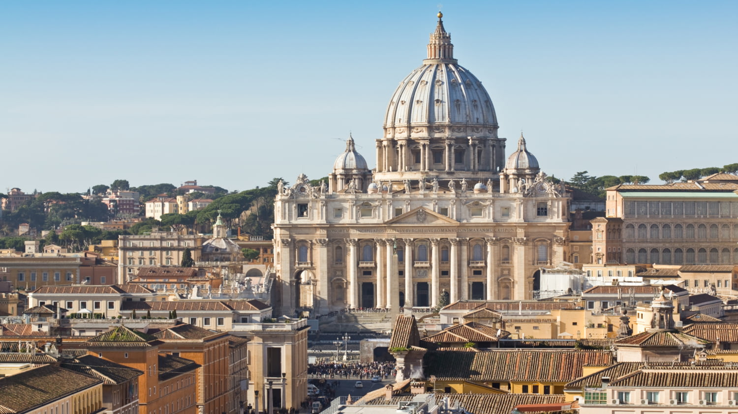 Blick auf den Petersdom im Vatikan