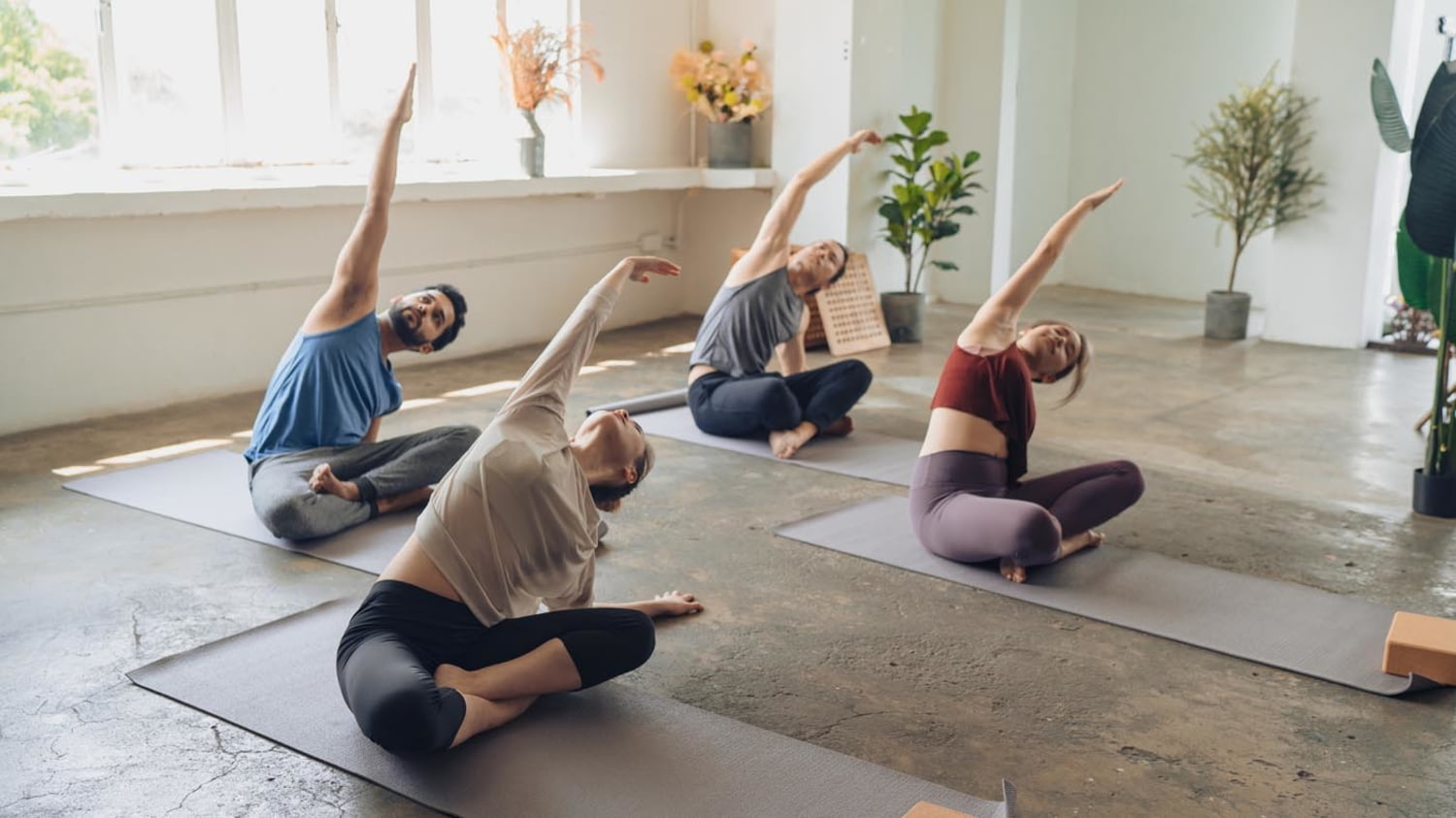 Eine Gruppe ,acht Yoga-Übungen
