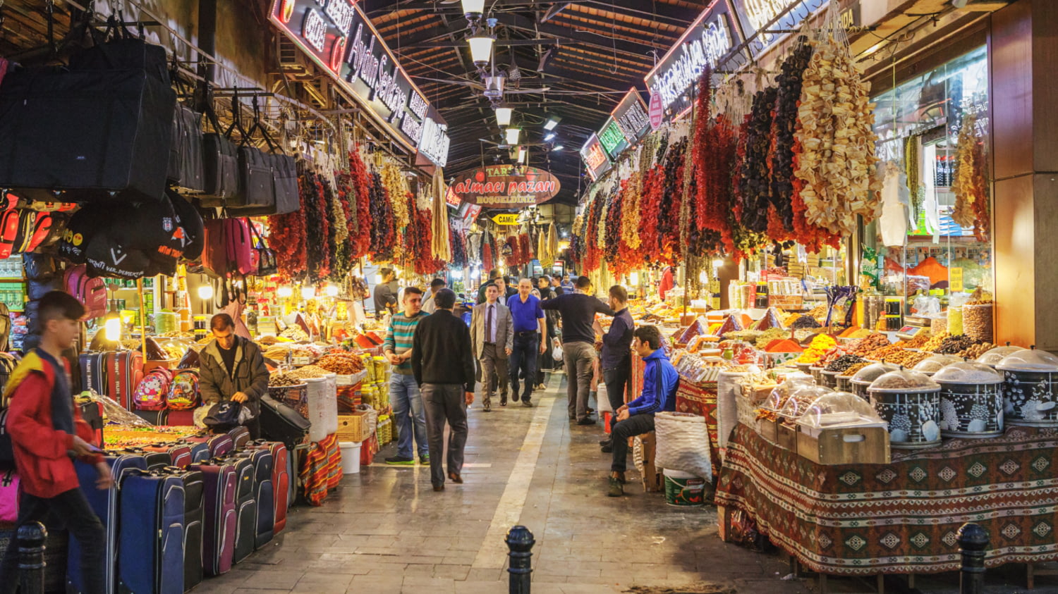 Blick in einen türkischen Bazar mit vielen bunten Ständen.