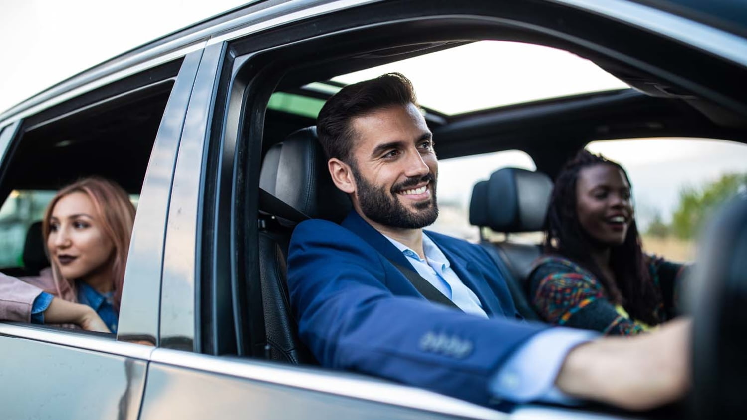 Drei Personen in einem Auto auf dem Weg zur Arbeit