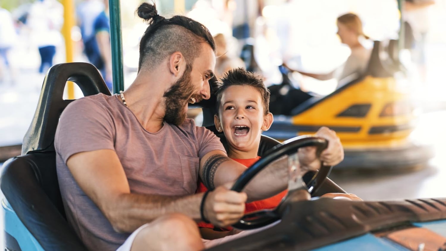 Vater mit Sohn im Autoscooter