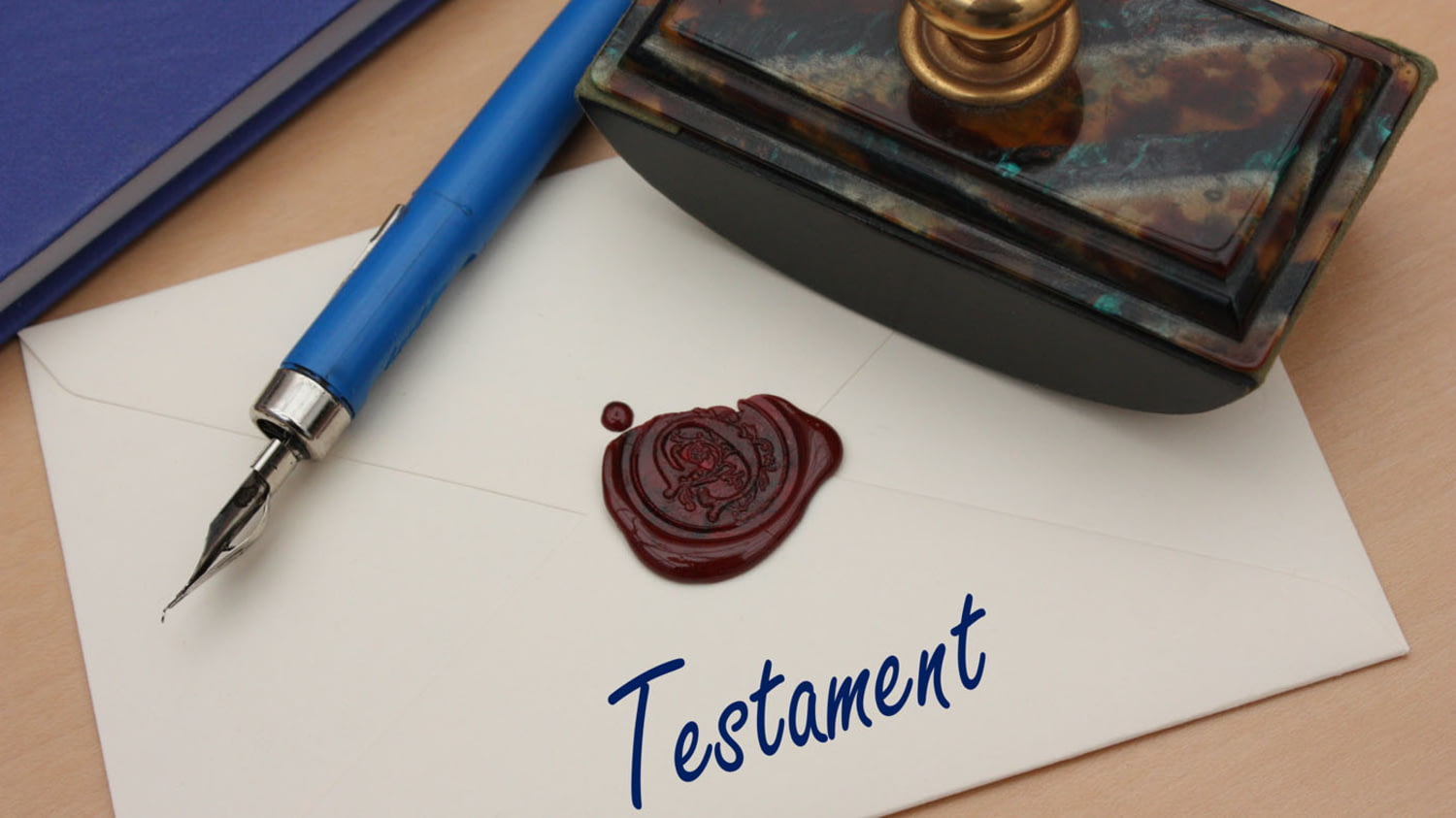 Auf einem Tisch liegt ein versiegelter Umschlag mit der handschriftlichen Aufschrift “Testament”