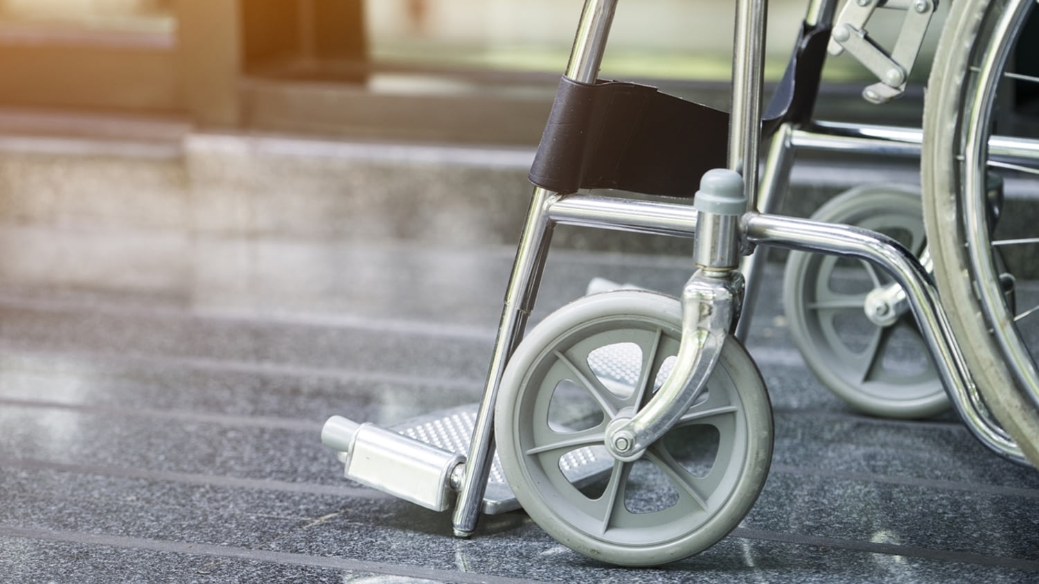 Auf einem Krankenhausflur geparkter Rollstuhl