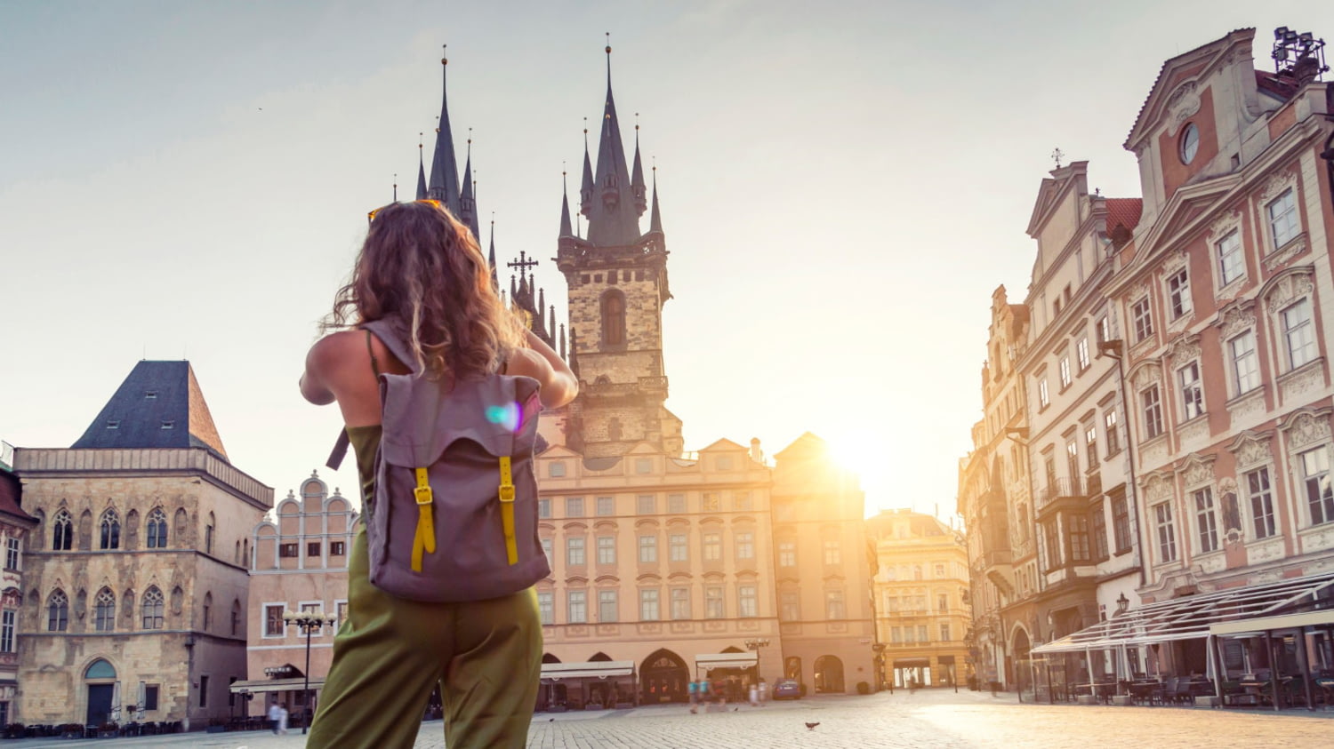 Frau fotografiert den Altstädter Ring in Prag