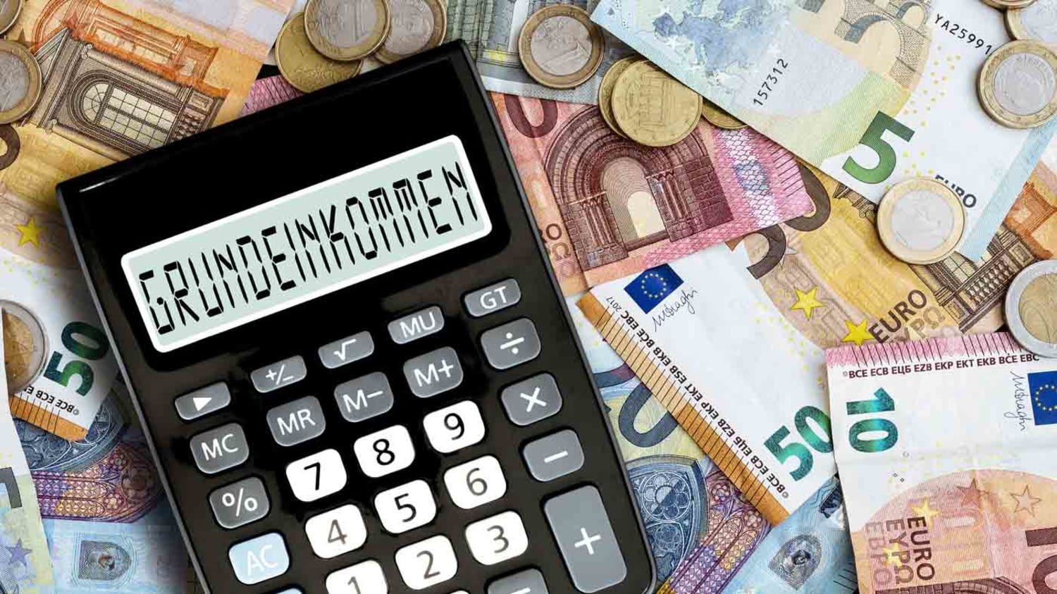 Ein Taschenrechner liegt auf mehreren Euroscheinen