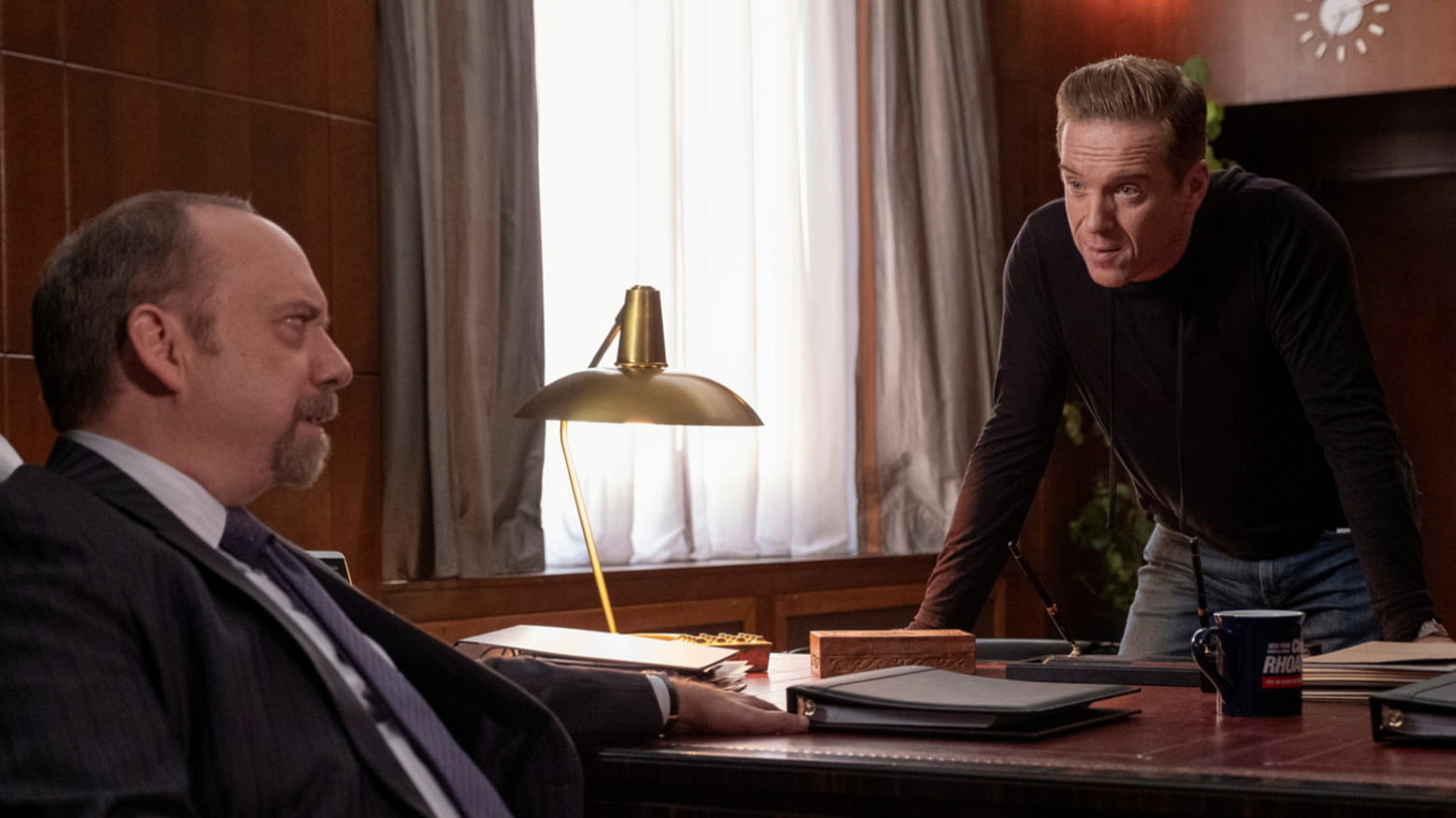 „Billions”: Chuck Rhoades (Paul Giamatti) und Bobby „Axe” Axelrod (Damian Lewis) diskutieren in Rhoades’ Büro