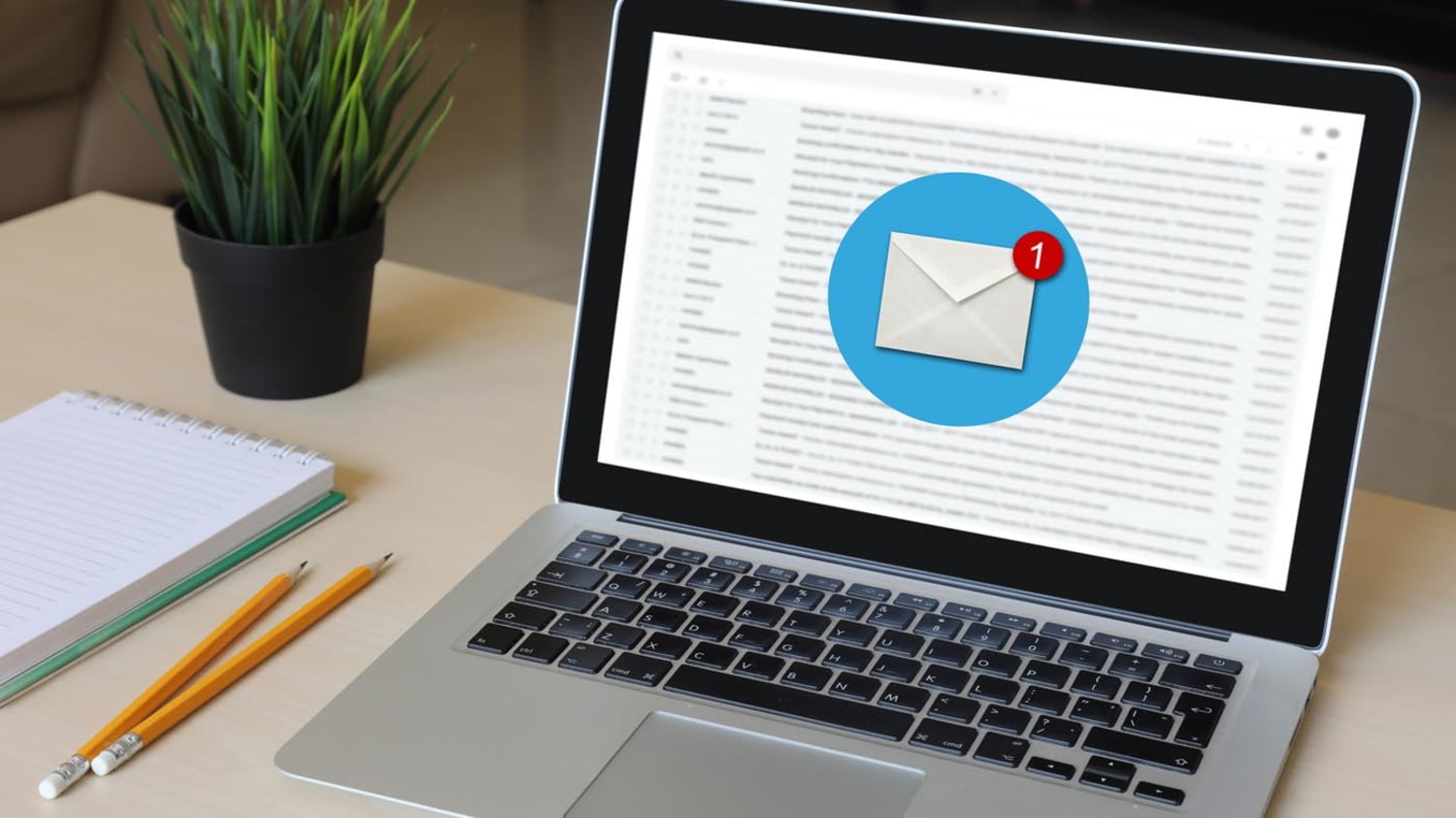 Ein geöffneter Laptop zeigt ein E-Mail-Programm und eine Benachrichtigung