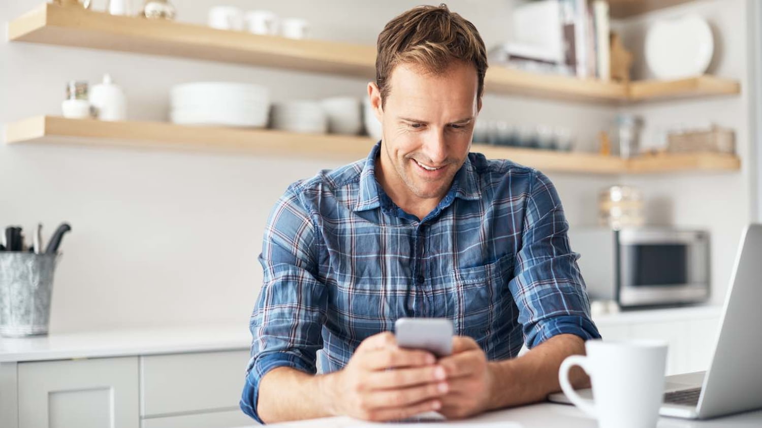 Mann bekommt SMS mit Passwort fürs Onlineshopping auf sein Smartphone