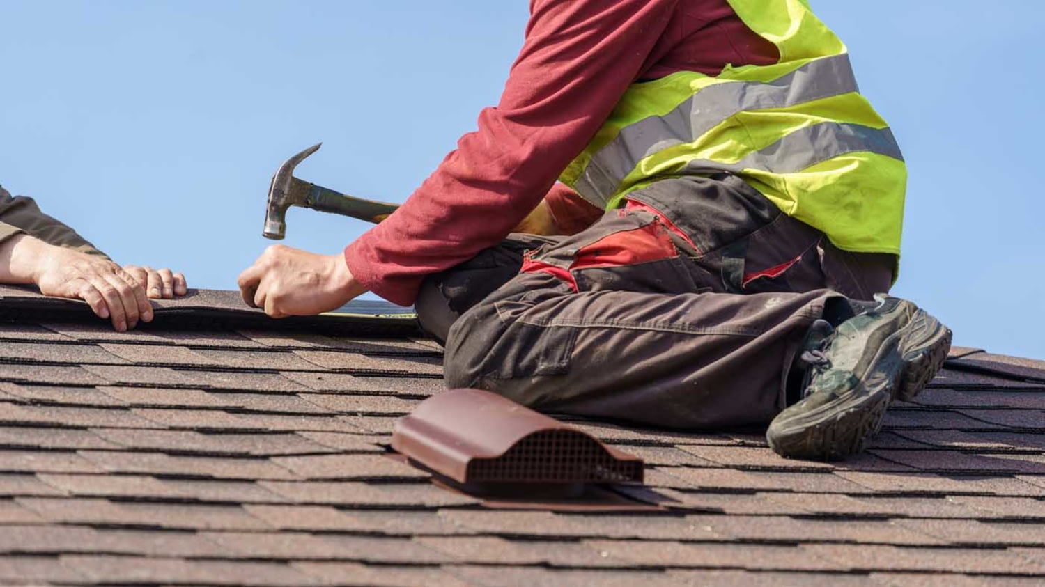 Handwerker*innen arbeiten auf einem Dach