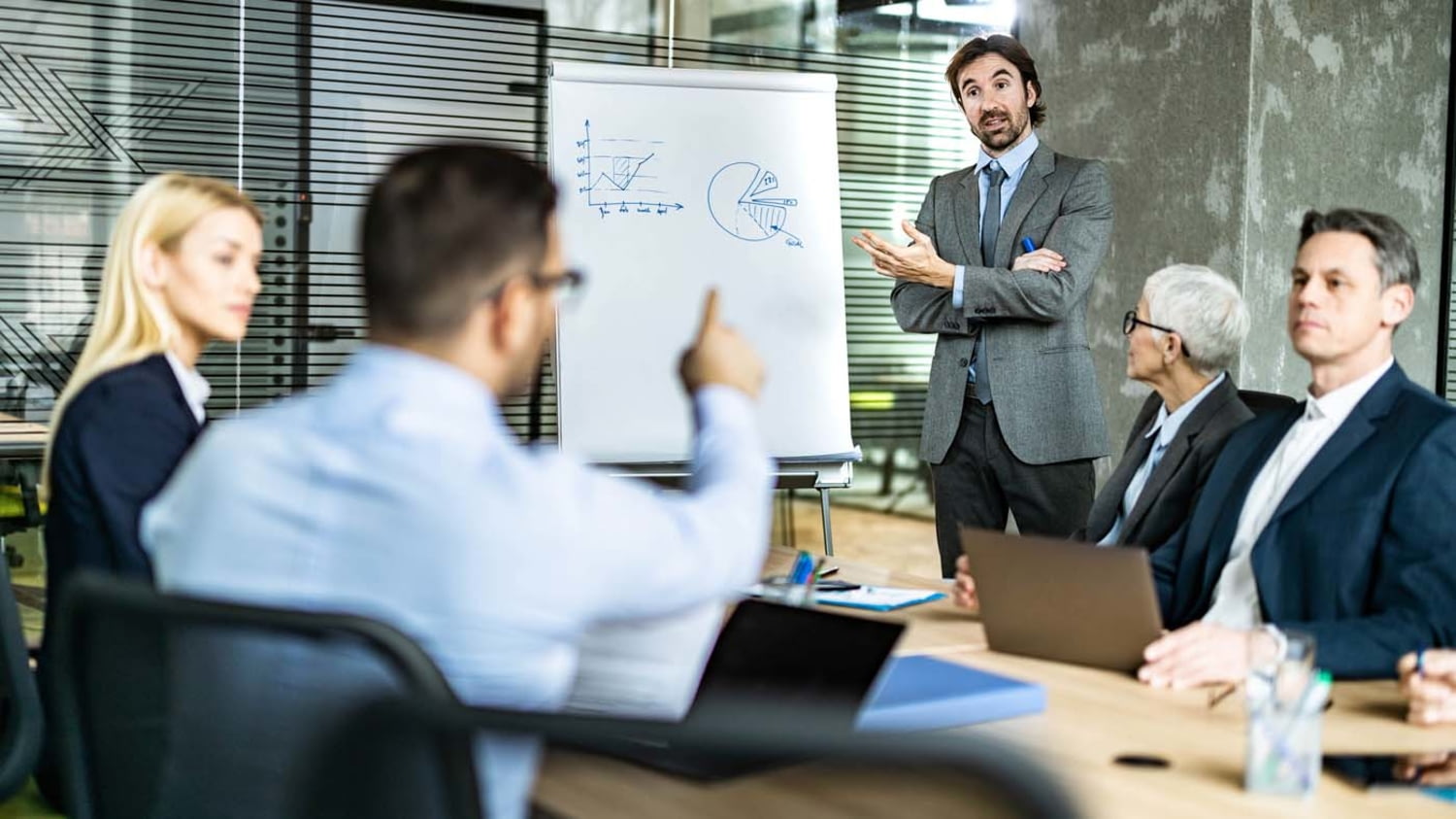 Gruppe Menschen diskutiert in einem Anwaltsbüro