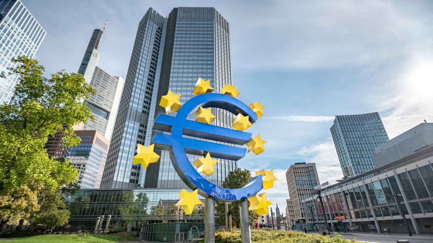 Das Gebäude der Europäischen Zentralbank in Frankfurt, im Vordergrund die große Skulptur des Euro-Zeichens