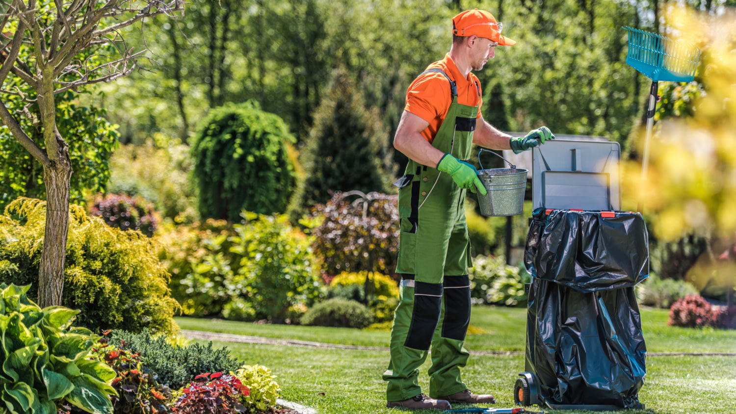 Professioneller Gärtner arbeitet in einem gepflegten Garten