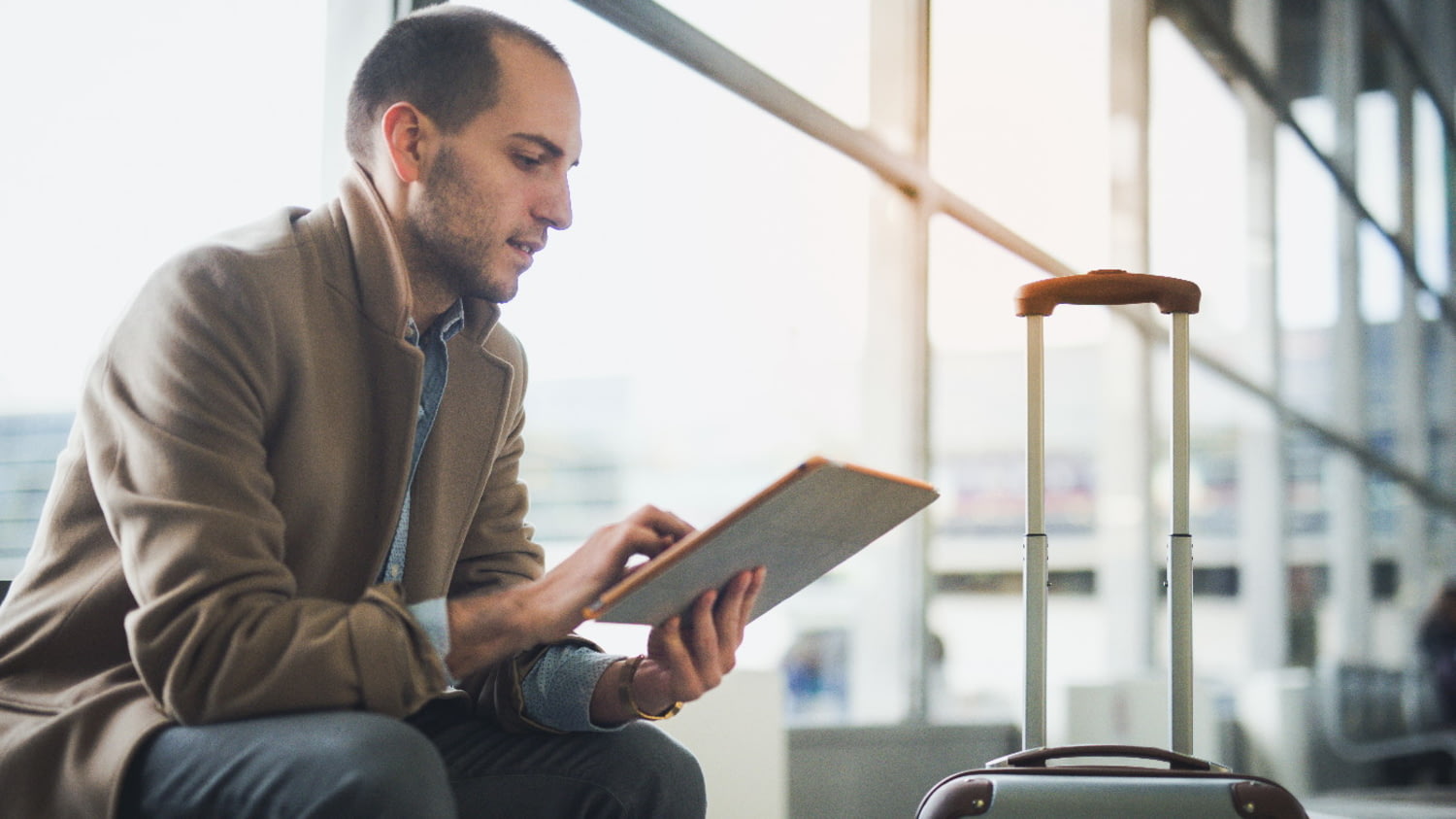 Kryptowährung schürfen: Mann arbeitet mit Laptop am Flughafen