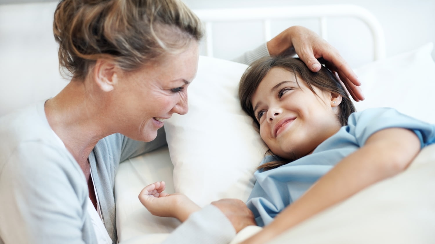 Mutter bei ihrem Sohn am Krankenhausbett