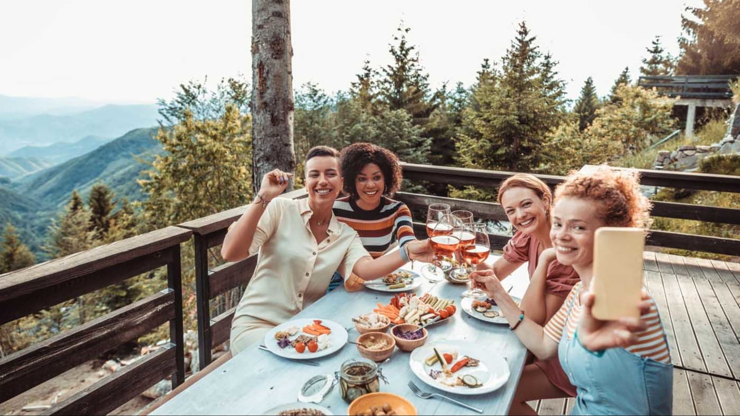 Eine Gruppe von Frauen machen beim Essen ein Selfie von sich